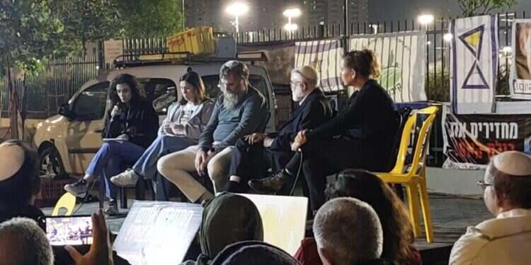 משתתפי הפאנל למען החטופים בכרמי־גת. צילום: אלישיב רייכנר משתתפי הפאנל למען החטופים בכרמי־גת. צילום: אלישיב רייכנר