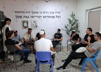 שיעור בחדר הלימוד לזכרו של אילון ויס, בבית הספר אמית־איתן. צילום: שחף קבלו