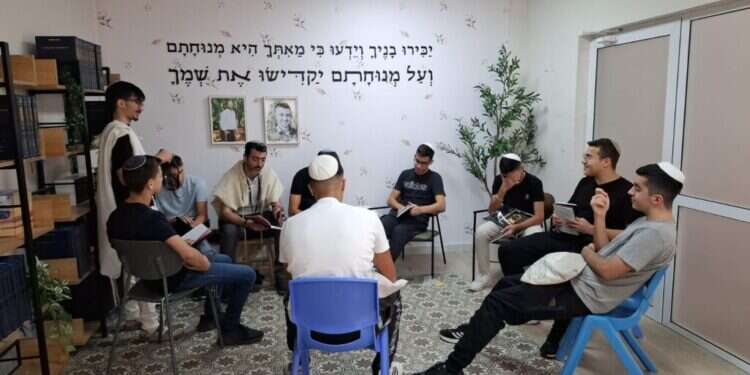 שיעור בחדר הלימוד לזכרו של אילון ויס, בבית הספר אמית־איתן. צילום: שחף קבלו שיעור בחדר הלימוד לזכרו של אילון ויס, בבית הספר אמית־איתן. צילום: שחף קבלו