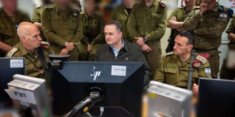 שר הביטחון ישראל כ שר הביטחון ישראל כ"ץ בפיקוד צפון. צילום: דובר צה"ל