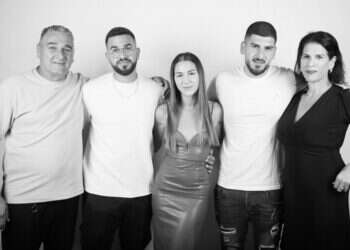 רן גואילי ז רן גואילי ז"ל (שני משמאל) עם משפחתו. צילום: באדיבות המשפחה