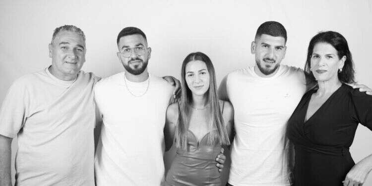 רן גואילי ז"ל (שני משמאל) עם משפחתו. צילום: באדיבות המשפחה