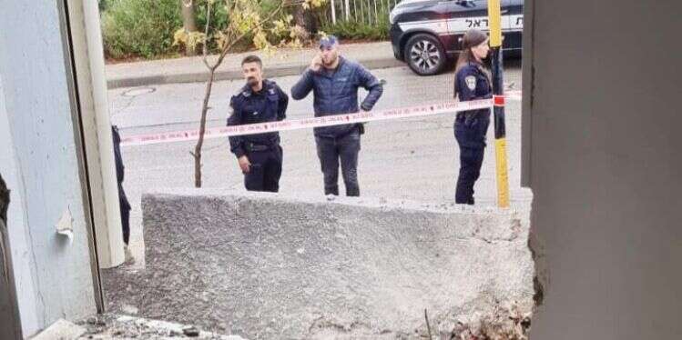זירת הפגיעה בכרמיאל. צילום: דוברות המשטרה זירת הפגיעה בכרמיאל. צילום: דוברות המשטרה