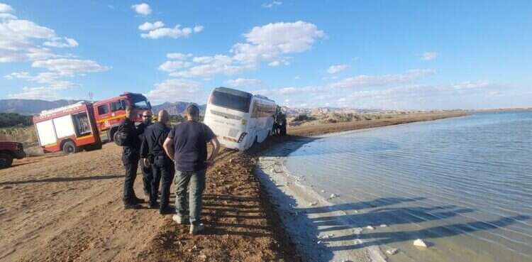 האוטובוס בחוף באילת. צילום: דוברות המשטרה אילת: אוטובוס עם עשרות תלמידים שקע בחול