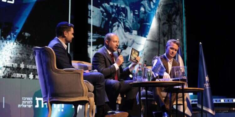 דאגלס מאריי בטקס קבלת הפרס. צילום: משה מזרחי פרס "חרות ציון" לעיתונאי הבריטי דאגלס מאריי