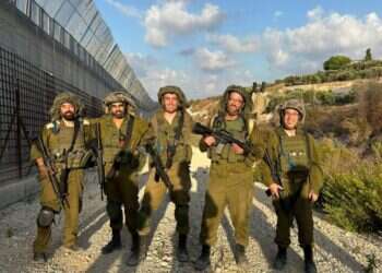 אחוות לוחמים. שלמה פיוטרקובסקי (ראשון מימין) וחבריו. צילום: ליעם קצב