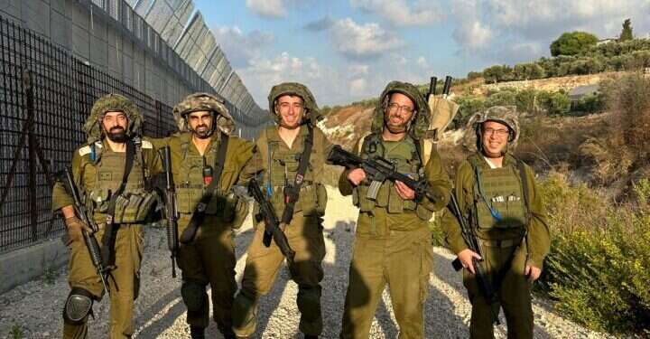 אחוות לוחמים. שלמה פיוטרקובסקי (ראשון מימין) וחבריו. צילום: ליעם קצב אחוות לוחמים. שלמה פיוטרקובסקי (ראשון מימין) וחבריו. צילום: ליעם קצב
