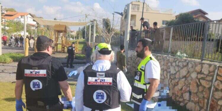 הזירה בה נרצח נהג המשאית מפגיעת הרקטה בנהריה. צילום: זק הזירה בה נרצח נהג המשאית מפגיעת הרקטה בנהריה. צילום: זק"א