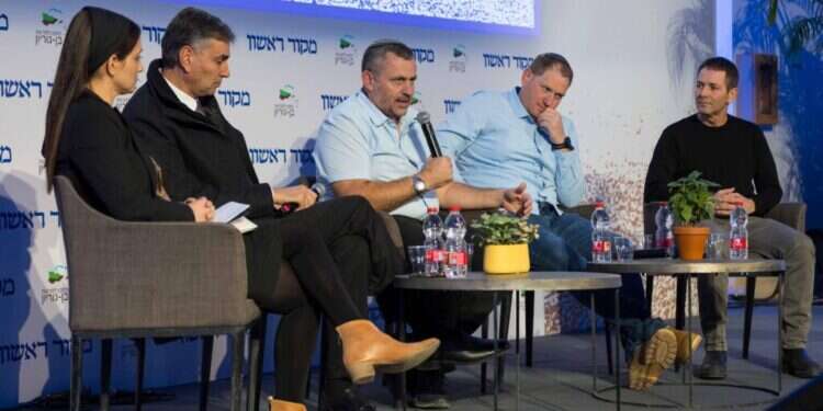 ערן דורון, ראש מועצת רמת הנגב, יאיר מעיין, ראש עיריית ערד, סאלמה עדיסן, ראש המועצה האזורית נווה-מדבר, שי חג'ג', ראש המועצה האזורית מרחבים ויו