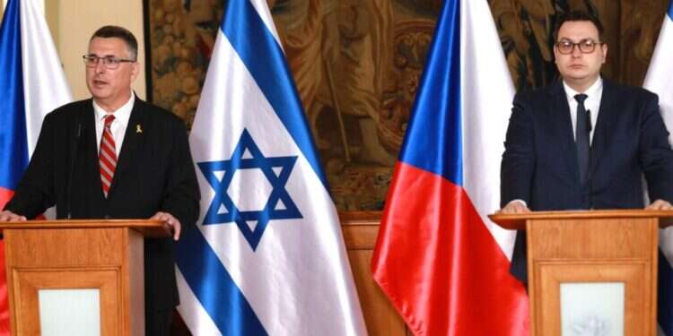 סער עם שר החוץ הצ'כי יאן ליפבסקי. צילום: שלו מן סער בצ'כיה: החלטת בית הדין בהאג – תקדים מסוכן למדינות דמוקרטיות