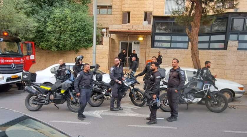 שוטרים בסמוך לזירת הירי. צילום: דוברות המשטרה