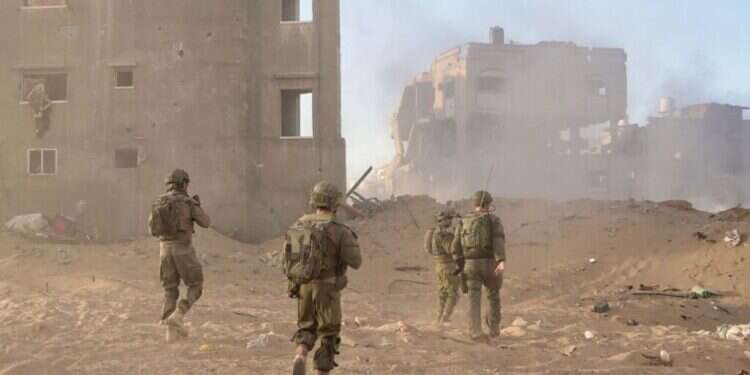 לוחמים בפעילות ברצועת עזה. צילום: דובר צה "המסירות שלכם ושל משפחותיכם דוחפת את צה"ל לנצח"