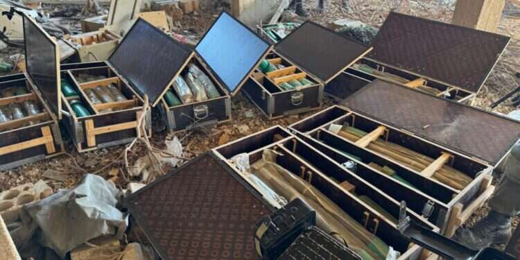 אמצעי הלחימה שאותרו במחסן אמצעי הלחימה של ׳כוח רדואן׳. צילום: דובר צה"ל