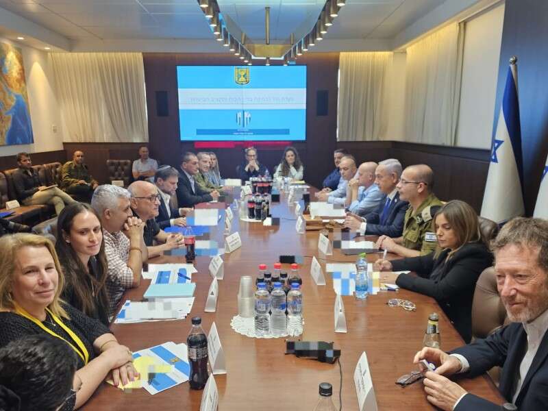 ועדת נגל מציגה את מסקנות הביניים שלה לרה"מ נתניהו. צילום: דוברות רה"מ