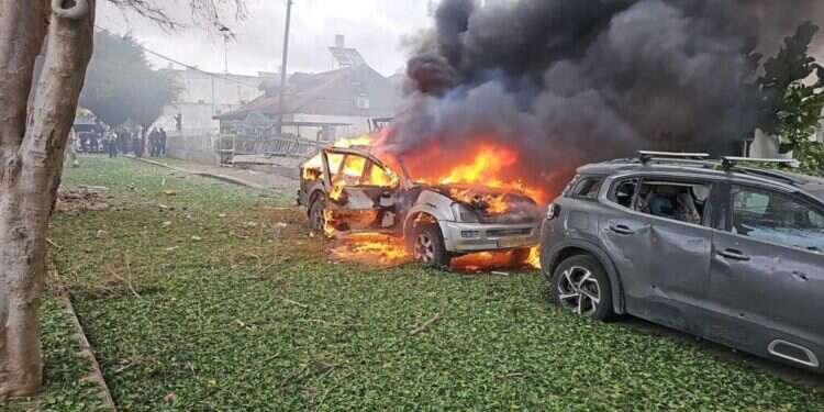 פגיעה ישירה בפתח תקווה. צילום: תיעוד מבצעי מד מהבוקר: כ-200 רקטות מלבנון, פגיעות ישירות בנהריה ופ"ת