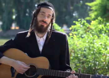 הזמר מענדל ראטה. צילום מסך מיוטיוב