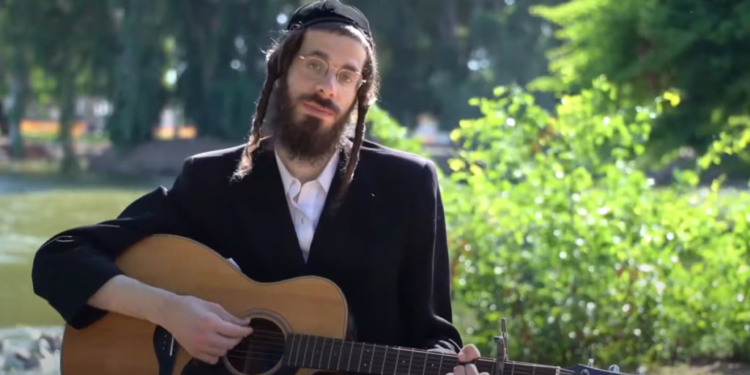 הזמר מענדל ראטה. צילום מסך מיוטיוב הזמר מענדל ראטה. צילום מסך מיוטיוב