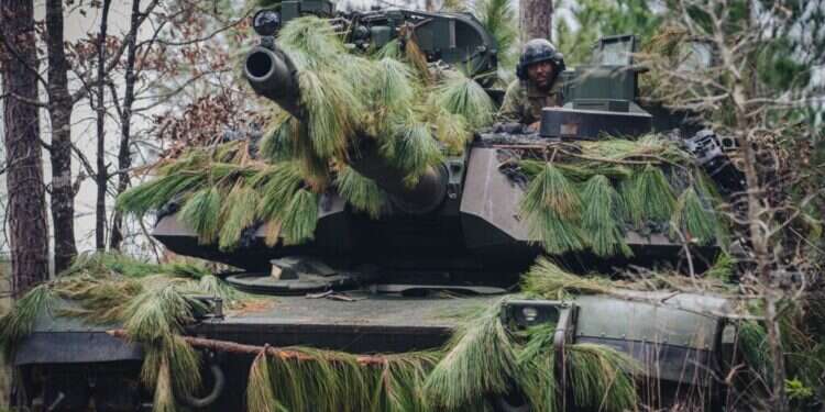 טנס האברמס האמריקני מוסווה באימון. צילום: Pfc. Luciano Alcala. מתוך אתר צבא ארה"ב