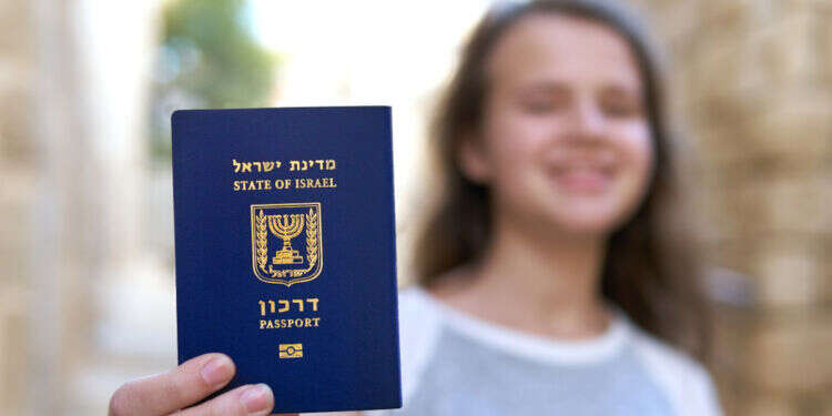 דרכון ישראלי. צילום: שאטרסטוק דרכון ישראלי. צילום: שאטרסטוק