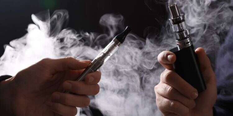 השימוש עלול לגרום למחלה חמורה ואף למוות. סיגריות אלקטרוניות. צילום: שאטרסטוק מחקר חדש: סיגריות אלקטרוניות בטעם פירות יער פוגעות בריאות