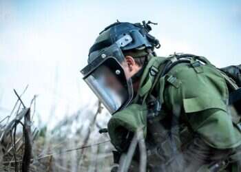 לוחם צה"ל מנטרל טענים ב"קו אלפא" ברמת הגולן, נובמבר 2020. צילום: דובר צה"ל