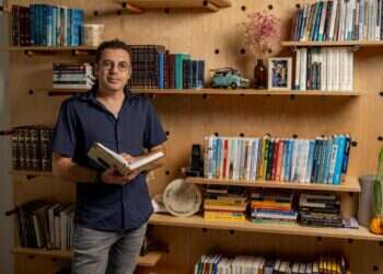 אסי צובל, שחקן, במאי, תסריטאי, פרסומאי ורעיונאי. צילום: נעמה שטרן