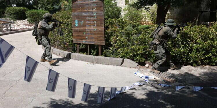 לוחמי כיתת הכוננות של מושב מירון באימון. צילום: דוד כהן, פלאש 90  לוחמי כיתת הכוננות של מושב מירון באימון. צילום: דוד כהן, פלאש 90