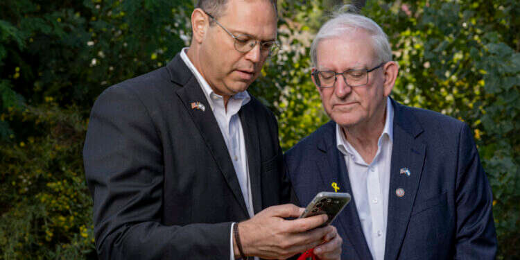 מרק צל (מימין) ואריאל סנדר. צילום: נעמה שטרן "אפשר להיות רגועים: יהיו פה 4 שנים טובות עם נשיא אמריקני מעולה"