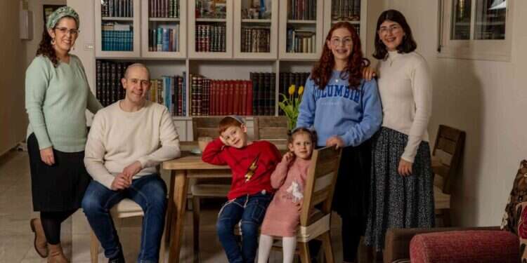 משפחת גולדשטיין, בית וגן, ירושלים. צילום: נעמה שטרן משפחת גולדשטיין, בית וגן, ירושלים. צילום: נעמה שטרן