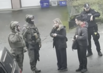 שוטרים קנדים מבצעים מעצר. לצילום אין קשר לכתבה. מיוטיוב