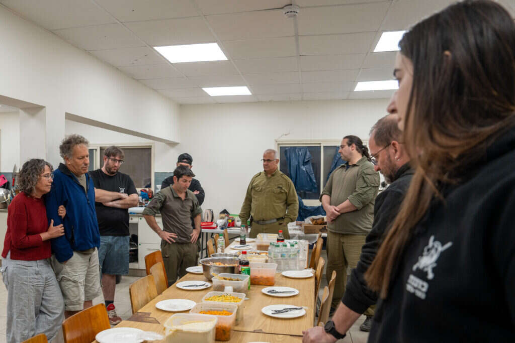 "רן ראה שאני זקוקה יותר לעזרה, אז הוא בא. קשה לו שהוא לא בכיתת הכוננות". שביט ובעלה עם חברי כיתת הכוננות של כפר־גלעדי. צילום: אייל מרגולין, ג׳יני