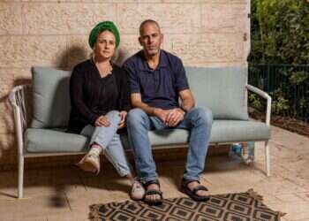 אילן וצופיה דיקשטיין בביתם שבעלי, השבוע. צילום: נעמה שטר