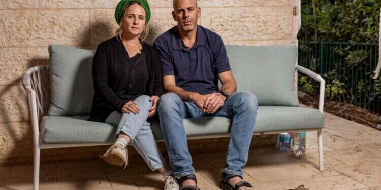 אילן וצופיה דיקשטיין בביתם שבעלי, השבוע. צילום: נעמה שטר אילן וצופיה דיקשטיין בביתם שבעלי, השבוע. צילום: נעמה שטר