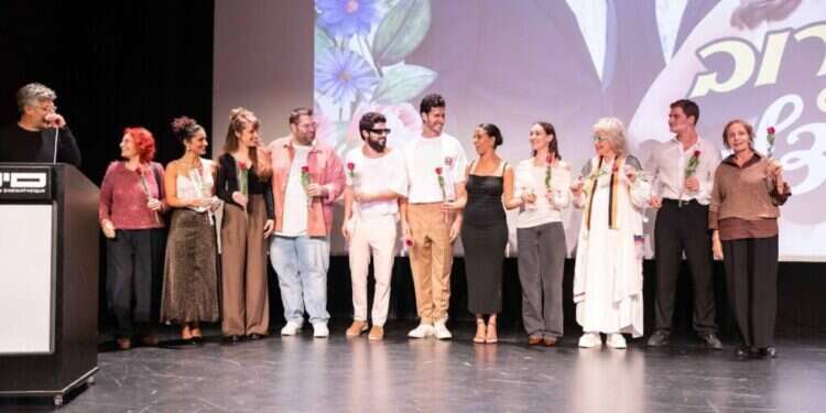 משתתפי הסדרה בקרוב אצלי. צילום: אלון לוין "כשהצילומים הסתיימו הורדתי את האיפור, התוספות והציפורניים ובכיתי חודש"