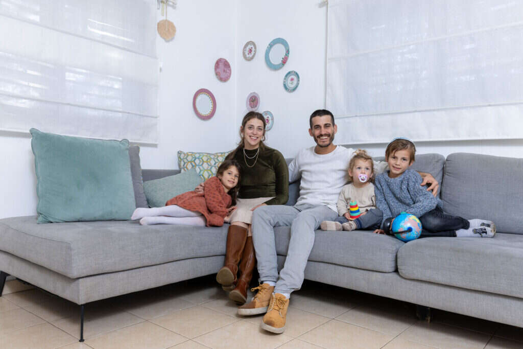משפחת ארונסון, בארות־יצחק. צילום: יוסי אלוני
משפחת ארונסון, בארות־יצחק. צילום: יוסי אלוני