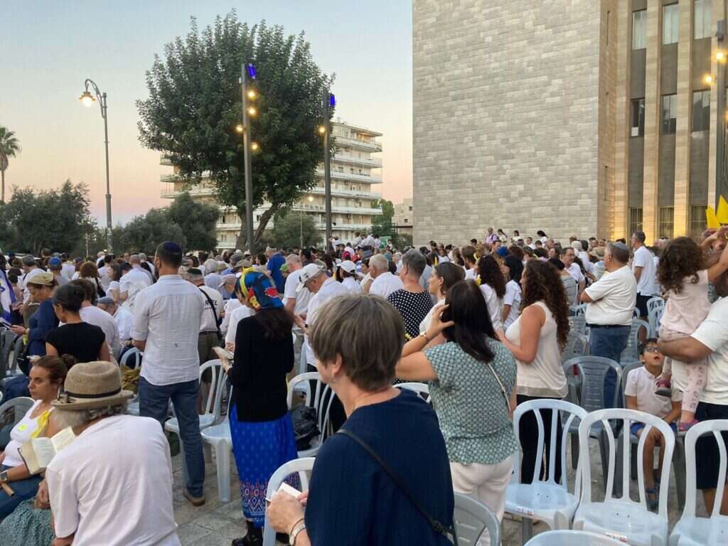 לא להפסיק לפעול. עצרת תפילה למען השבת החטופים. צילום: באדיבות צבי זוסמן לא להפסיק לפעול. עצרת תפילה לחטופים. צילום: באדיבות צבי זוסמן
