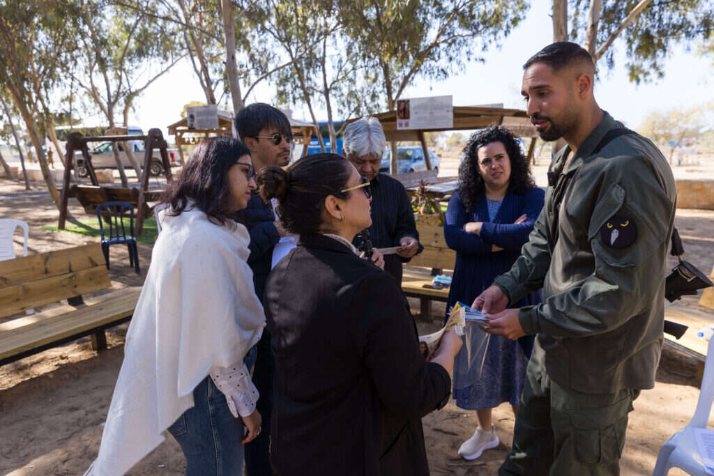 "הזדמנות לשמוע מקרוב מה באמת קרה כאן". חבה מחלק סטיקרים לחברי המשלחת. צילום: לירון מולדובן