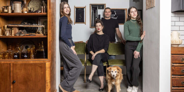 משפחת שני, גבעת־חיים איחוד. צילום: אבישג שאר־ישוב
 משפחת שני, גבעת־חיים איחוד. צילום: אבישג שאר־ישוב