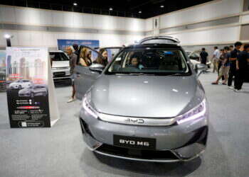 "טעות בתרגום": יצרנית הרכב החשמלי מכחישה טענות על "תנאי עבדות"