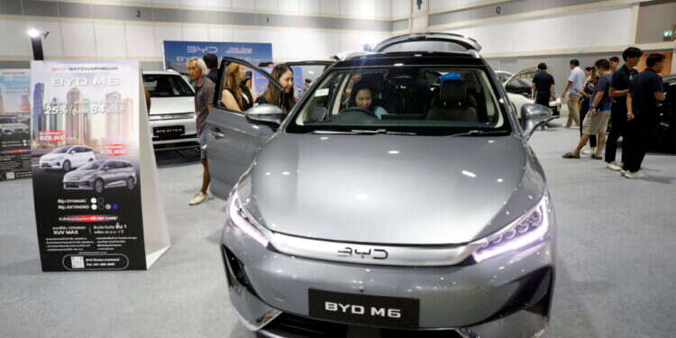 מכונית של BYD. צילום: EPA "טעות בתרגום": יצרנית הרכב החשמלי מכחישה טענות על "תנאי עבדות"