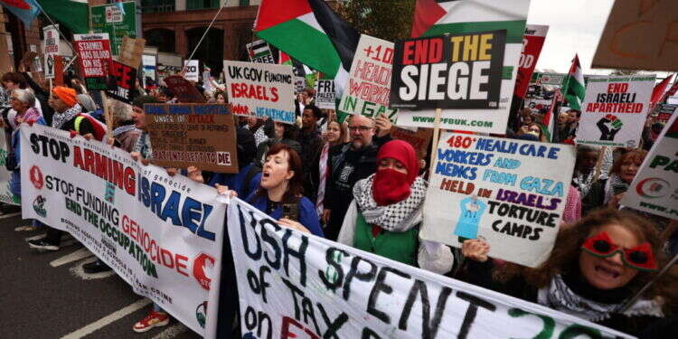 הפגנה אנטי-ישראלית בלונדון. צילום: EPA/ANDY RAIN כיבוש, רצח עם, הכלה והרעבה: המילון ההפוך למזרח התיכון