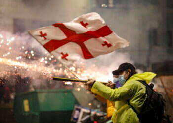 תומכי האופוזיציה בגיאורגיה יורים זיקוקים על בניין הפרלמנט. צילום: EPA