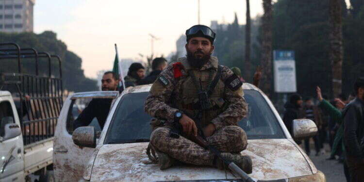 מורד סורי לאחר ההשתלטות על דמשק. EPA סדר בהפיכה: קריסת טבעת האש האיראנית והשפעותיה על ישראל