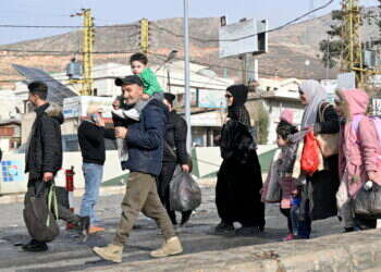 פליטים סורים שהיגרו ללבנון בדרכם חזרה לסוריה בשבוע שעבר. צילום: EPA
