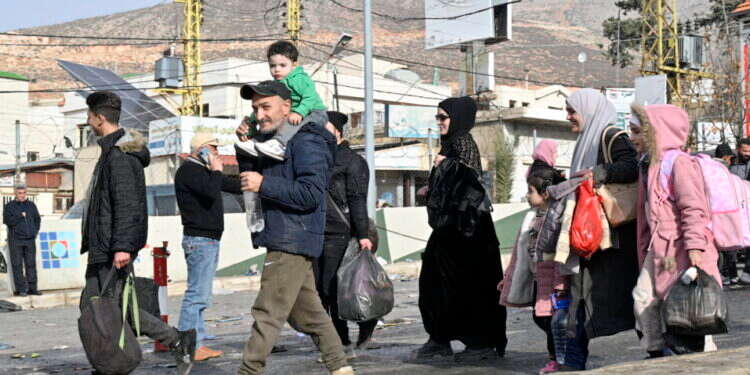 פליטים סורים שהיגרו ללבנון בדרכם חזרה לסוריה, דצמבר 24'. צילום: EPA פליטים סורים שהיגרו ללבנון בדרכם חזרה לסוריה בשבוע שעבר. צילום: EPA