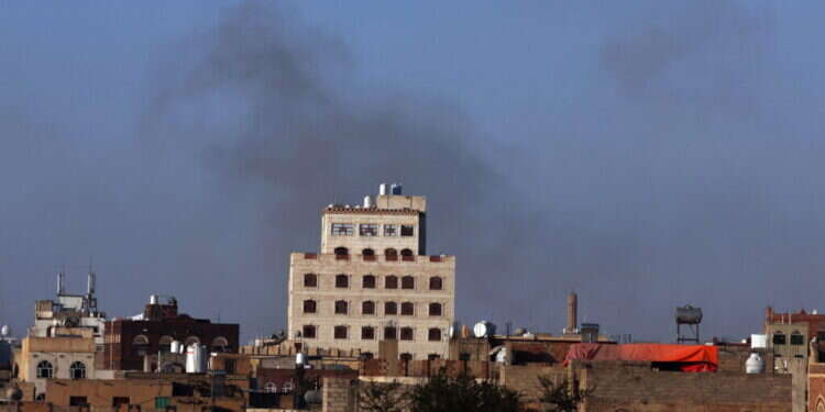 עשן מיתמר משדה התעופה בצנעא, בתקיפה הישראלית. 26.12.24. צילום: EPA תקיפה נרחבת של צה"ל בתימן. גורמים בישראל: "לא נעצור"