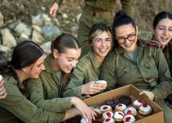 חנוכיות "טקטיות" ו-400 אלף סופגניות: צה"ל חוגג חנוכה