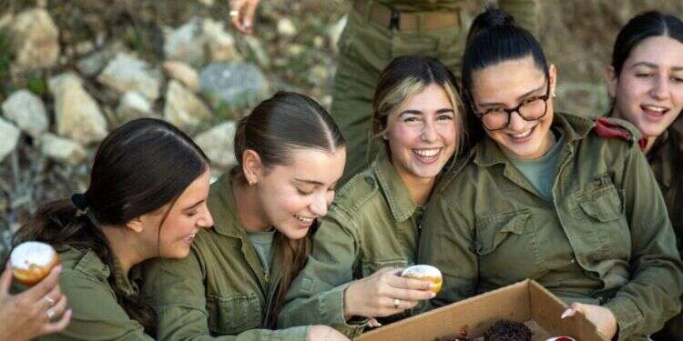 חיילות אוכלות סופגניות. צילום: דו חנוכיות "טקטיות" ו-400 אלף סופגניות: צה"ל חוגג חנוכה