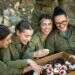 חיילות אוכלות סופגניות. צילום: דו חנוכיות "טקטיות" ו-400 אלף סופגניות: צה"ל חוגג חנוכה