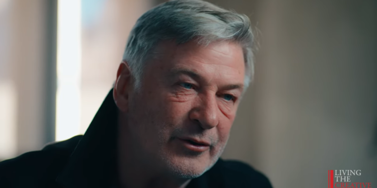 סוף טוב? השחקן ההוליוודי אלק בולדווין זוכה מאשמת הריגה בשוגג